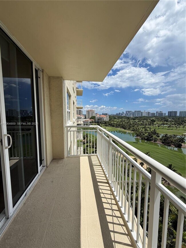 19501 W Country Club Dr Unit 1215