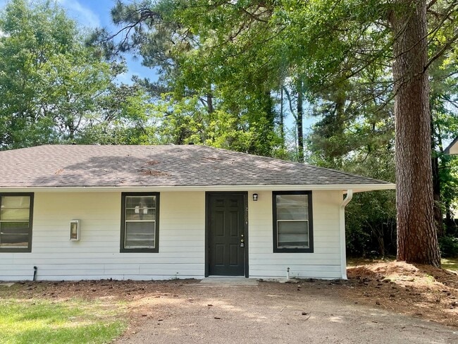 Building Photo - 1 Bedroom/1 Bath Duplex Unit Available for Rent in Brandon 042!