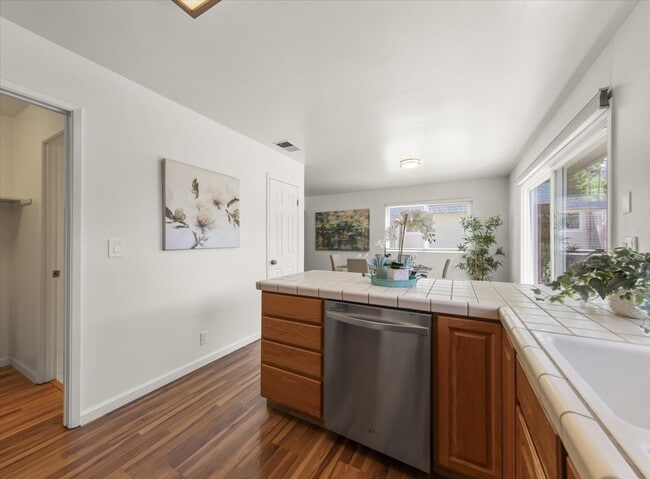 Photo - 1811 Queen Victoria Way