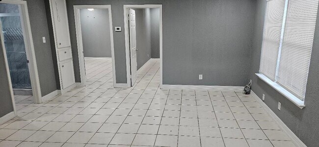 Photo - 7011 Hillsboro St