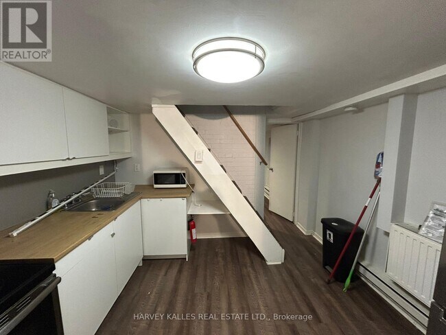 Photo - 1098 Bathurst Street