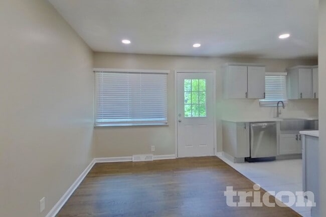 Photo - 607 NE Darwin St