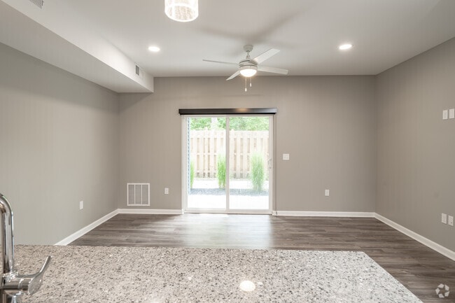 2BR, 2BA - 1021SF - Living Area