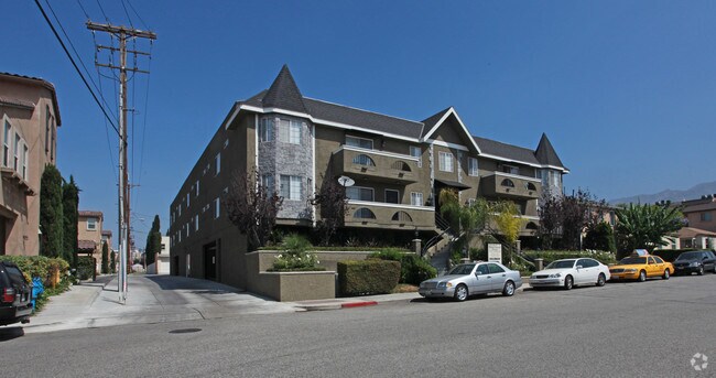 Photo - 215 E Elmwood Ave