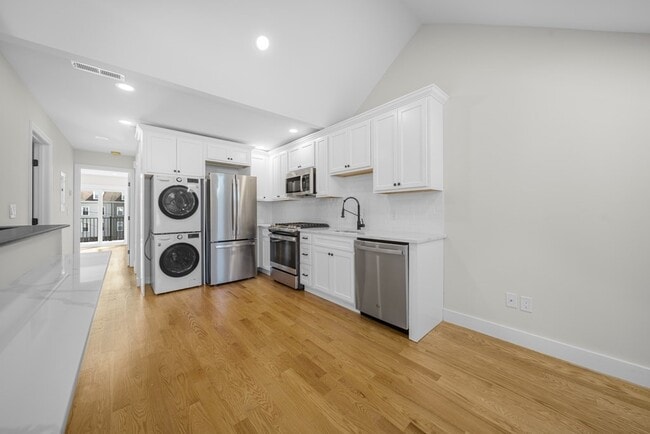 Building Photo - 84 Bunker Hill St Unit 3