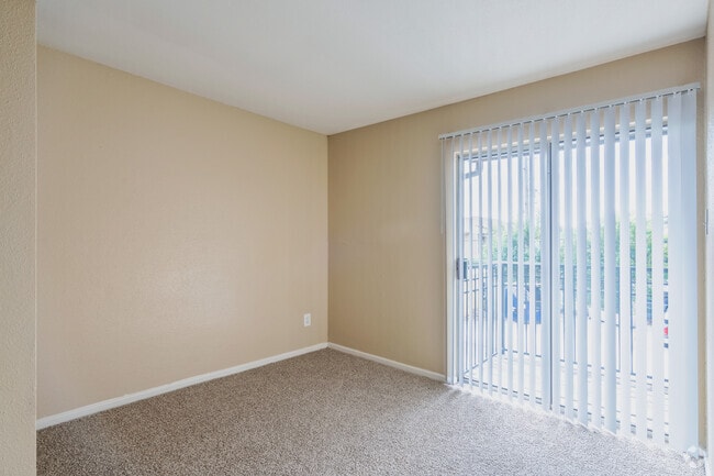 1BR, 1BA - 815SF