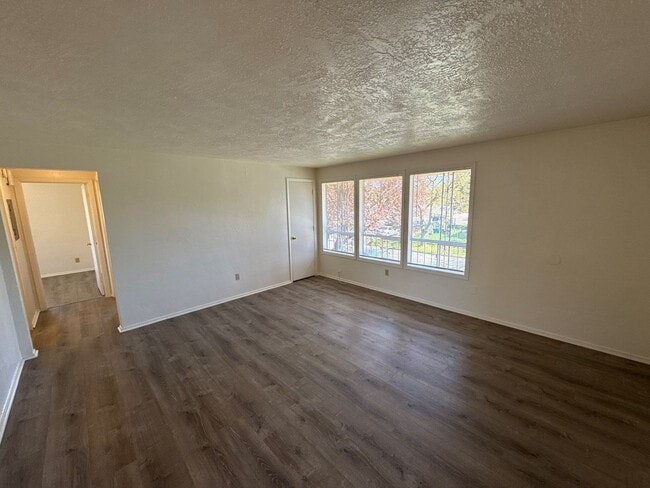 Photo - 1594 Tripp St SE