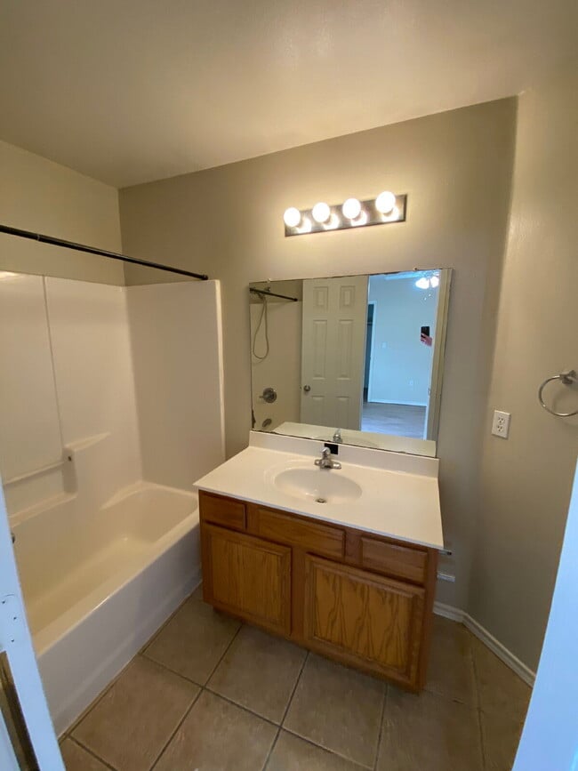 Building Photo - Pre-Leasing for Summer/Fall 2026 - 3/3/2 with easy access to the loop!