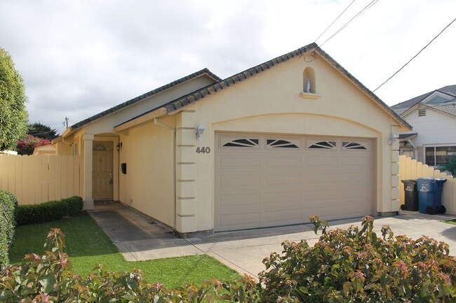Building Photo - Charming Seaside House - Available July 5th