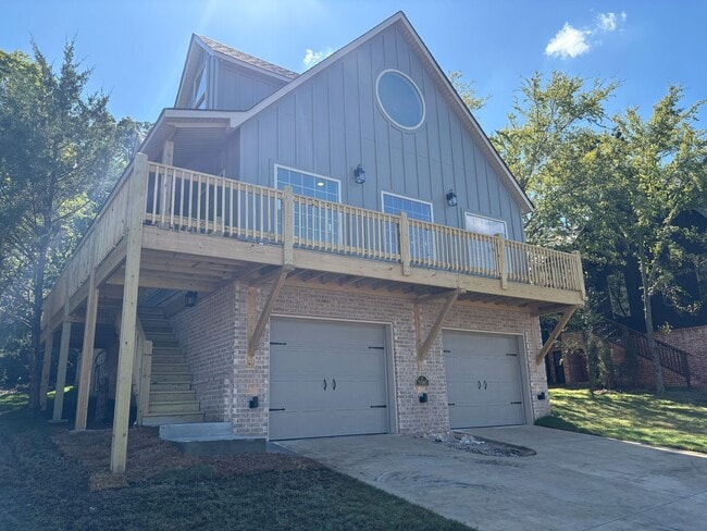 Building Photo - MTR2a-4 Unit Main House