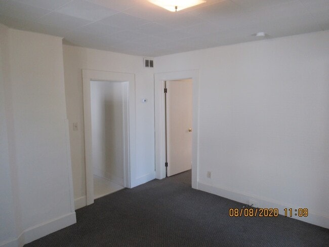 Photo - 419 E 12th St