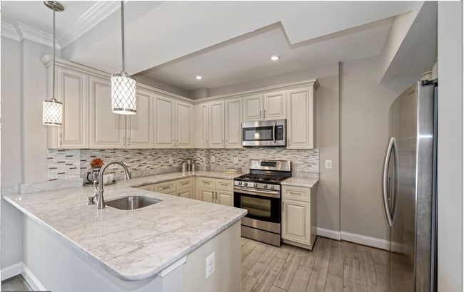 Building Photo - 4 bed 3.5 bath. Parking! Pets Welcome! Rental