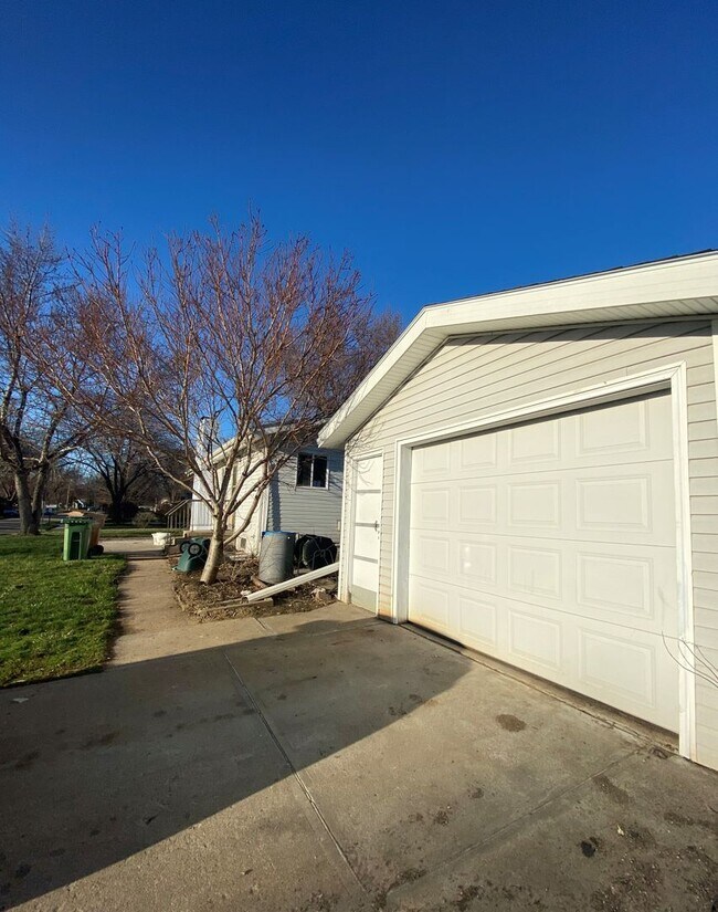 Photo - 4 bed 3 bath home with its own basement suite