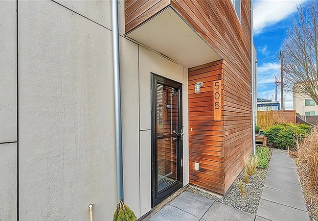 Building Photo - Modern Townhome in Georgetown! Available ...