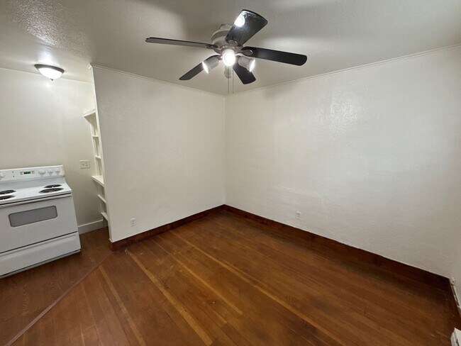 Photo - 633 Thompson Ave NE