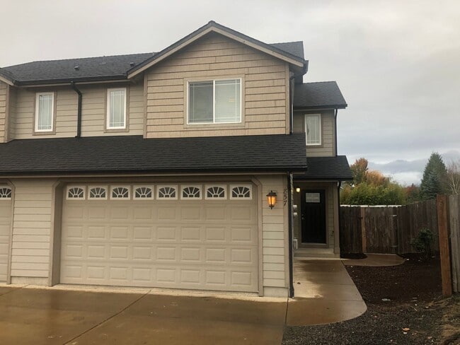 Building Photo - Newer 3 bedrooms 2.5 bathroom townhouse!