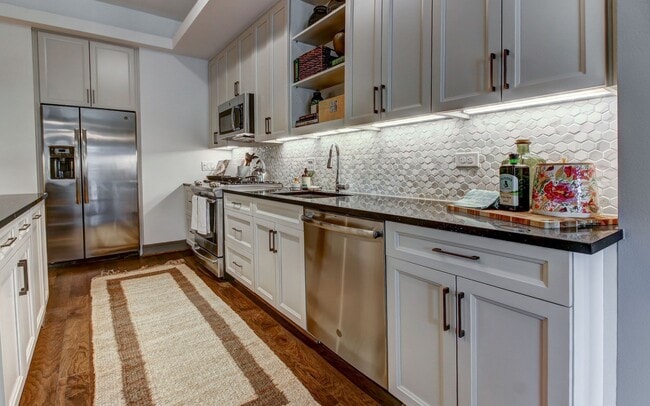 Cocina moderna con electrodomésticos de acero inoxidable y estufas a gas en cada residencia