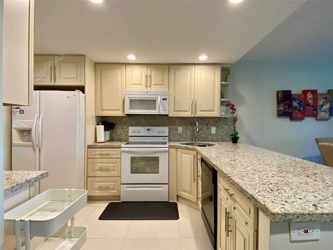 Photo - 3800 Oaks Clubhouse Dr Unit 311