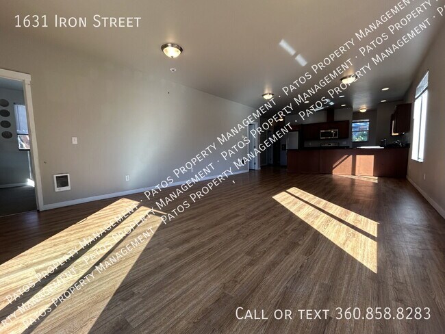 1631 Iron St