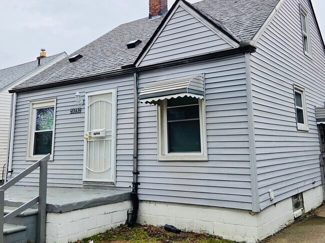 Photo - 20282 Westphalia St