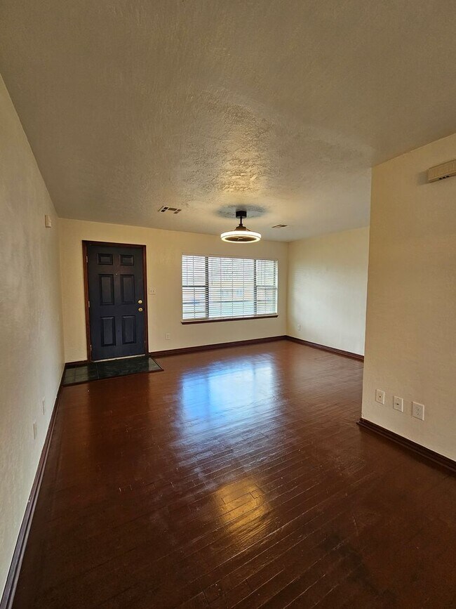 Photo - (3) Bed/(1) Bath Close to Campus Avail NOW!!