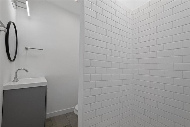 Photo - 640 Collins St Unit 2