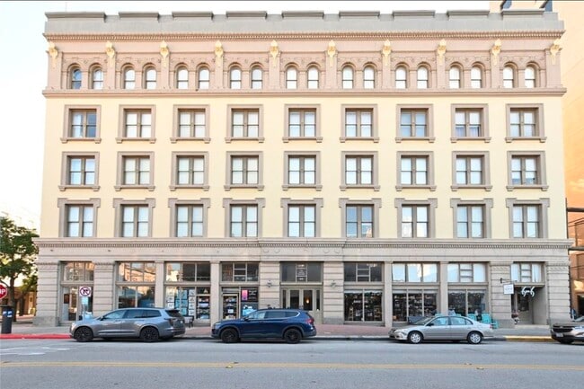 Building Photo - 415 22nd St Unit 4B