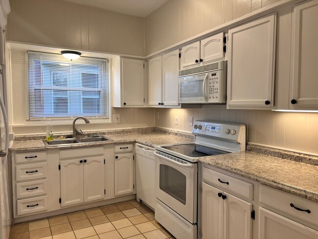 Building Photo - 3559 Edwards Rd Unit #1