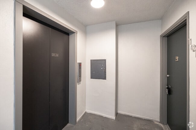 Vestíbulo del ascensor - 110 S Swall