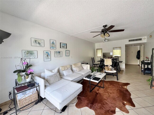 100 Edgewater Dr Unit 305