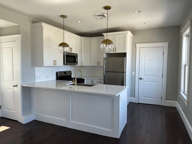 Building Photo - 181 Chelsea St Unit 3