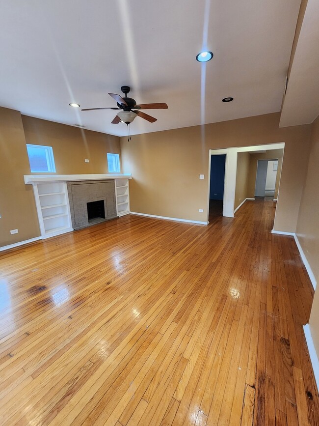 Photo - 7835 S Saginaw Ave Unidad 2