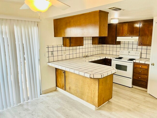 Building Photo - 906 S Garfield St Unit 7