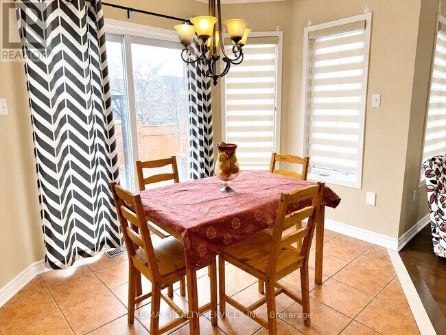 Photo - 3083 Hawktail Crescent