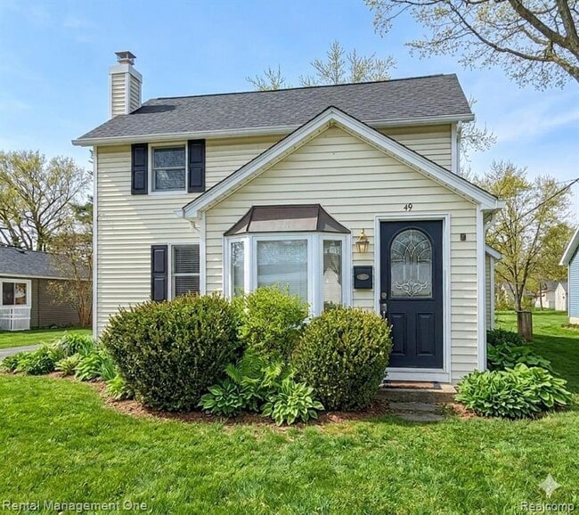 Building Photo - 49 Hovey St