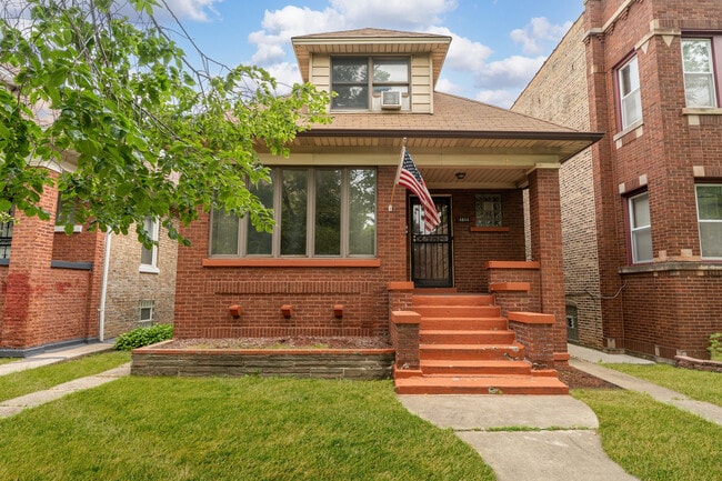 Building Photo - 4844 W Addison St Rental