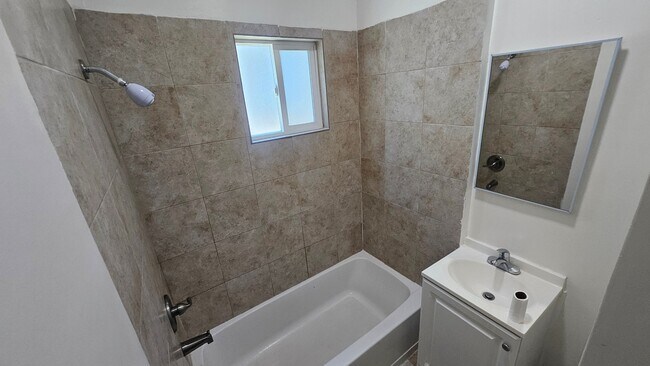 Photo - 239 W 25th St Unidad 4