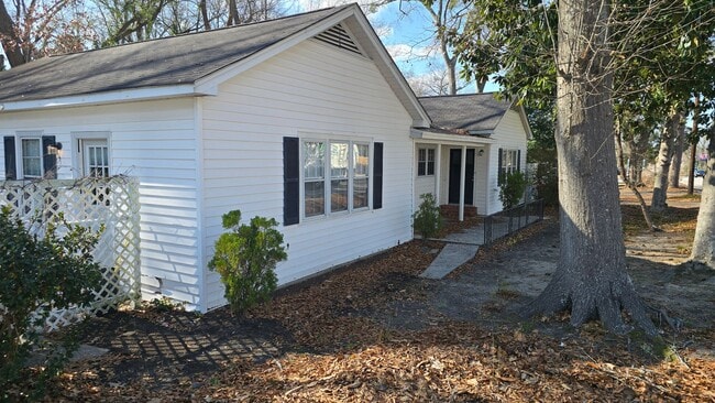 Building Photo - sunset1617 Unit B