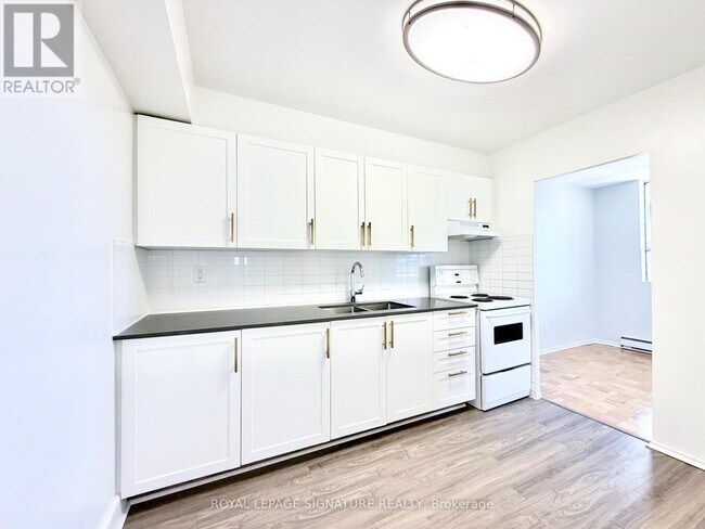 Photo - 525 Eglinton Ave E