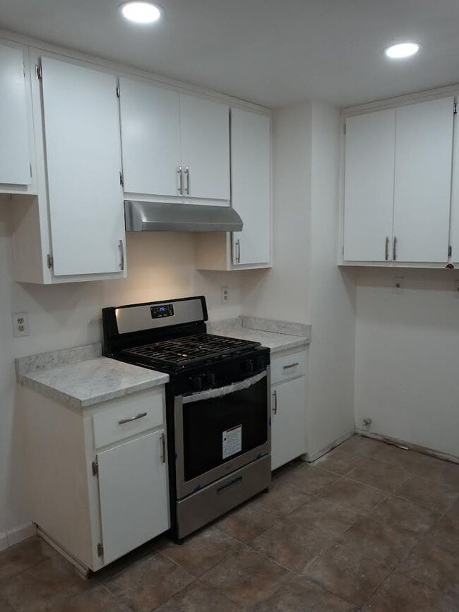 Building Photo - Newly remodeled duplex!