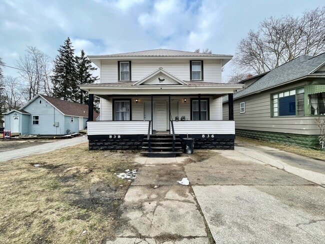 Building Photo - 836 W Grand Ave Unit 836