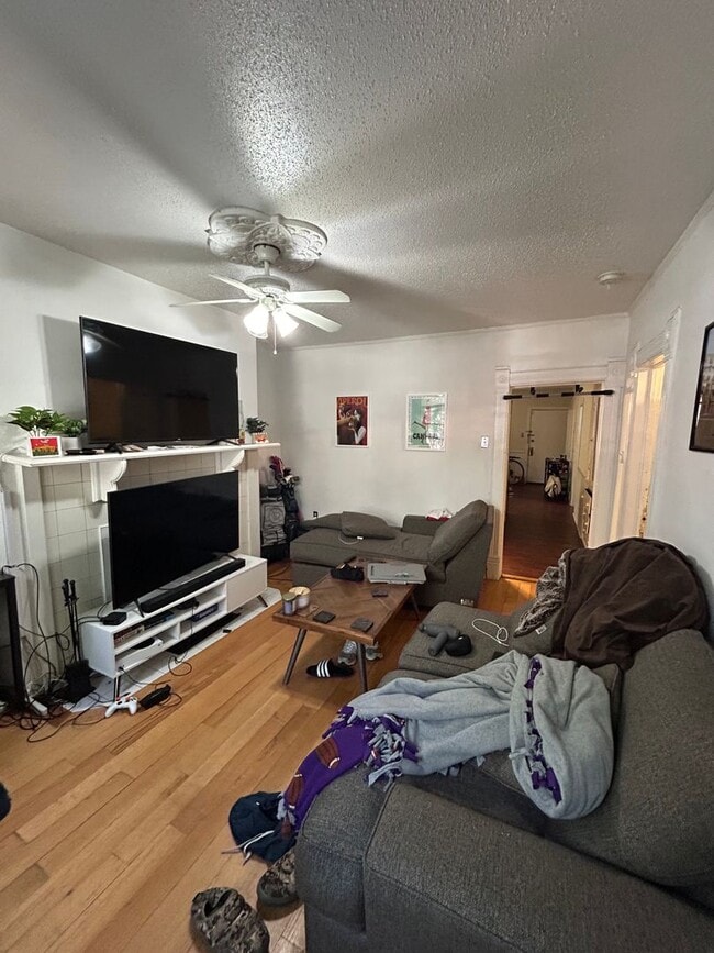 Building Photo - 2718 N Wilton Ave Unit #1 Rental
