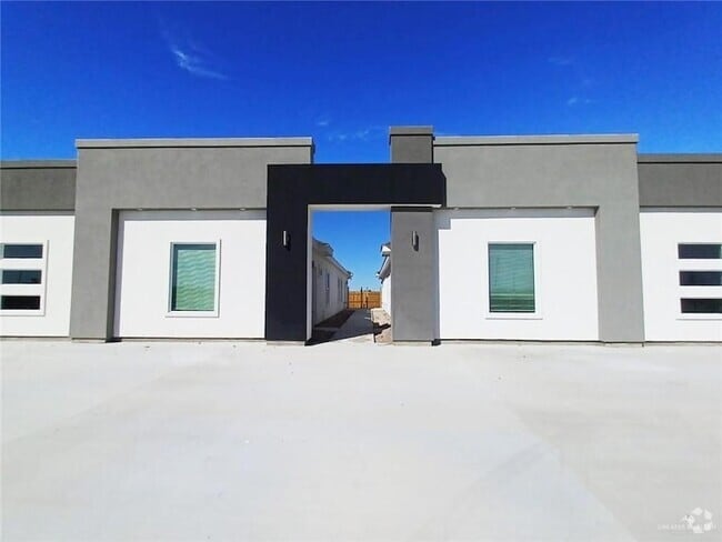 Building Photo - 3500 Ventura Ave Unit 2 Rental