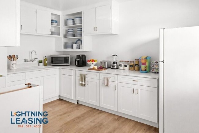 Building Photo - 12805 Vanowen St Unit 1