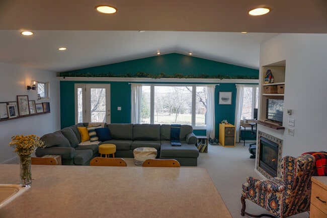 Large living room - 4060 Victoria St N