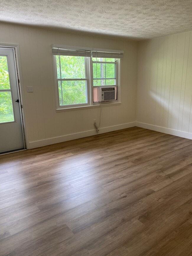 Large Bright Livingroom - 68 Webb Cove Rd Unit B