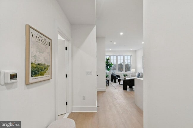 Building Photo - 30 W Allens Ln Unit 109