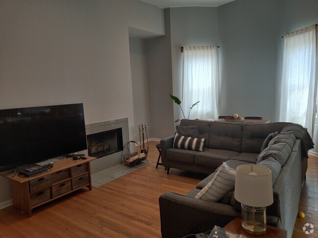 Living/dining room - 1222 E 64th St Unit 3E Rental