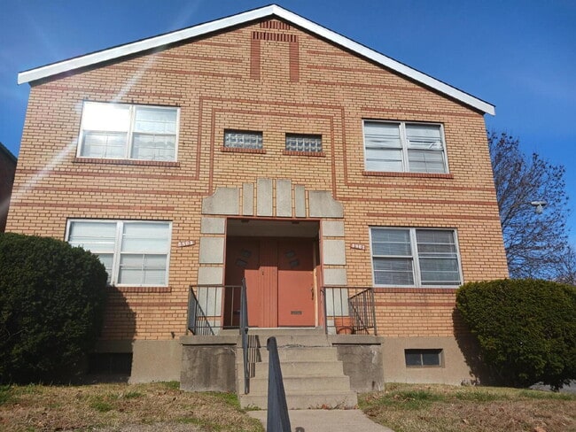 Building Photo - Updated 1-Bedroom Apartment with Bonus Room & Hardwood Floors