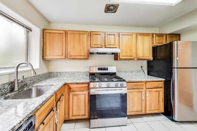 Building Photo - Spacious 2 + 2 Parkside Condo with All Uti...